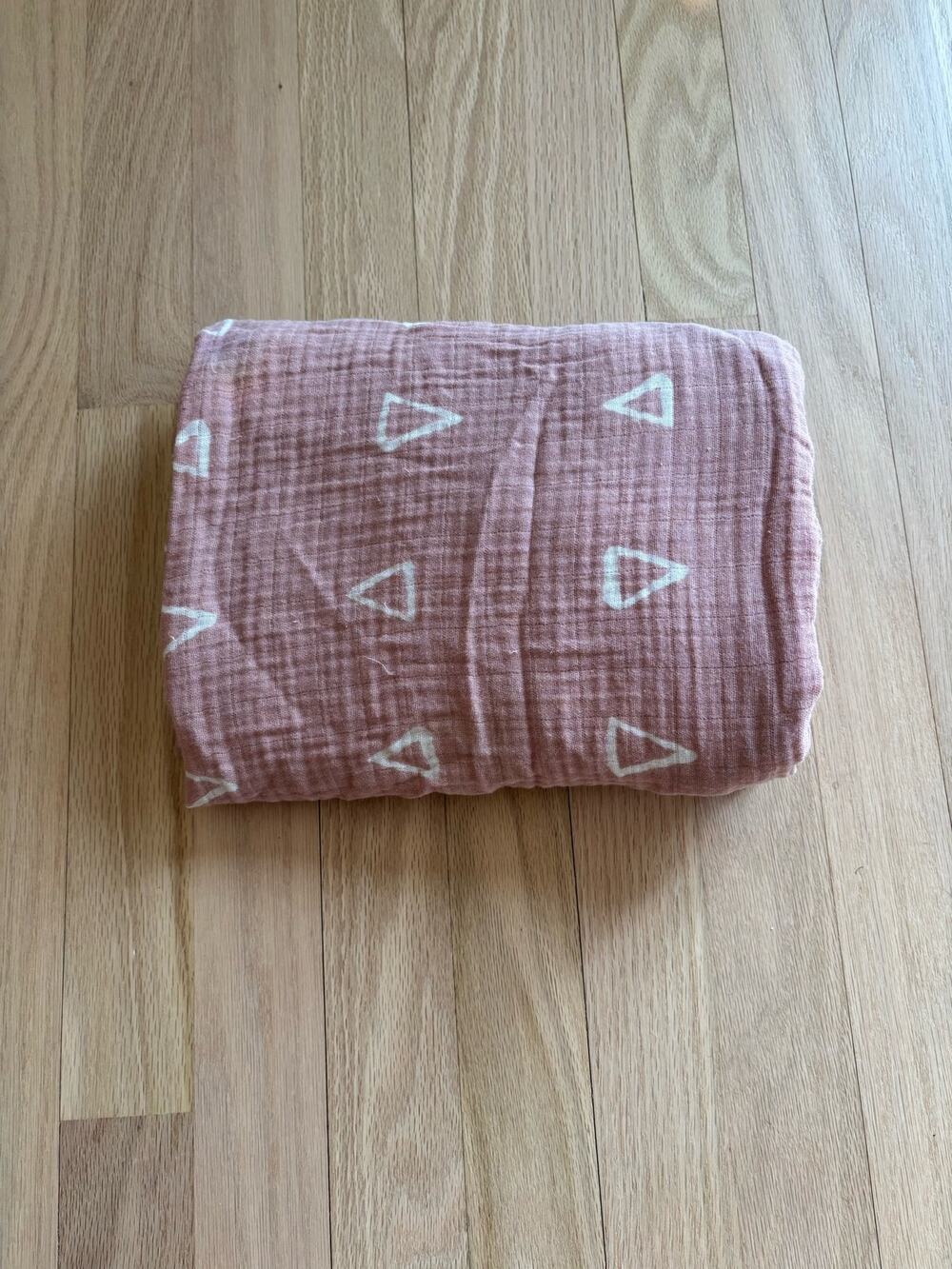 MEBIE BABY FITTED CRIB SHEET - MUSLIN BLUSH TRIANGLE
